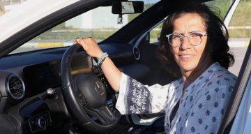 Annesinin mezarını ziyaret edebilmek için 56 yaşında ehliyet aldı, sevincini Kafkas dansıyla kutladı