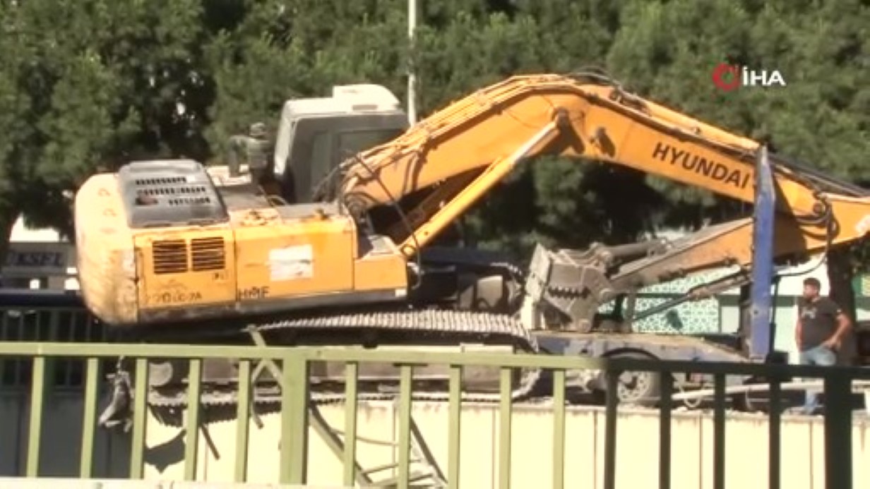 Bahçelievler’de tırın taşıdığı iş makinesi bariyerlere çarptı