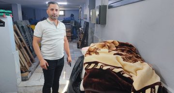 Battaniyenin içinden çıkan para ve cüzdanları teslim etti, yaşlı kadın poşeti sordu