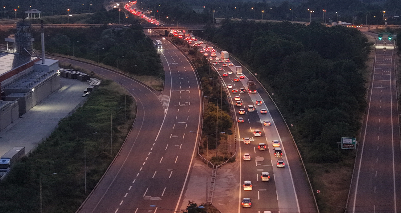 Bayram bitti trafik bitmedi: Düzce geçişinde kilometrelerce kuyruk