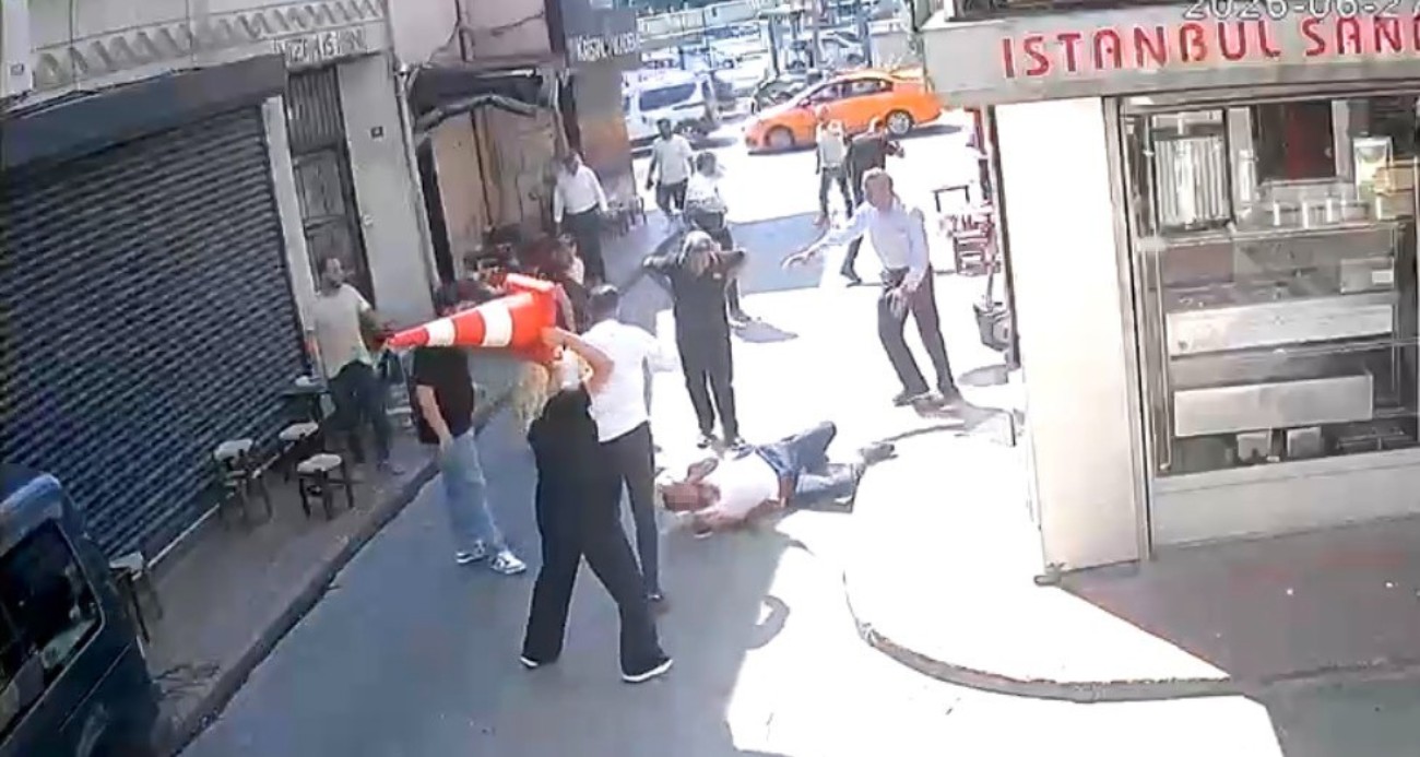 Beyoğlu’nda sarkıntılık iddiası kanlı bitti: Tekme, tokat ve dubayla dövülen şahıs bıçaklandı