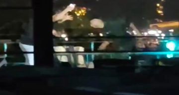Birbirini tanımayan şahısların bıçaklı ve koltuklu kavgası kameraya yansıdı