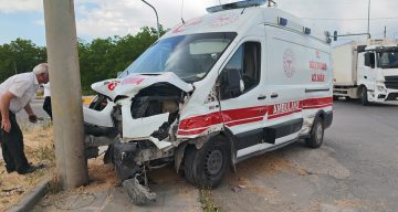 Bitlis’te ambulans ile otomobil çarpıştı: 10 yaralı