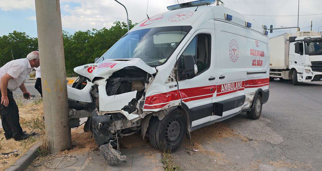 Bitlis’te ambulans ile otomobil çarpıştı: 10 yaralı