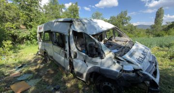 Burdur’da minibüs tarlaya uçtu: 8 yaralı