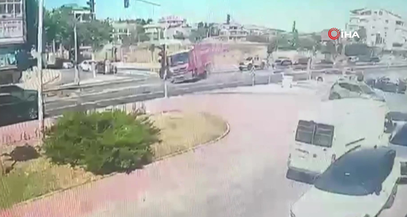 Büyükçekmece E-5’te itfaiye aracının devrilme anı kamerada