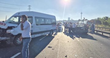 Büyükçekmece’de 2 aracın karıştığı kazada 1’i ağır 4 kişi yaralandı
