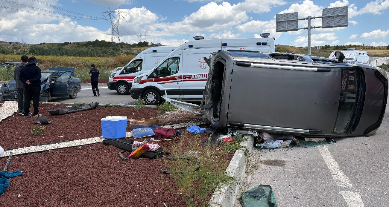 Çorum’da hafif ticari araç ile otomobil çarpıştı: 2’si ağır 5 yaralı