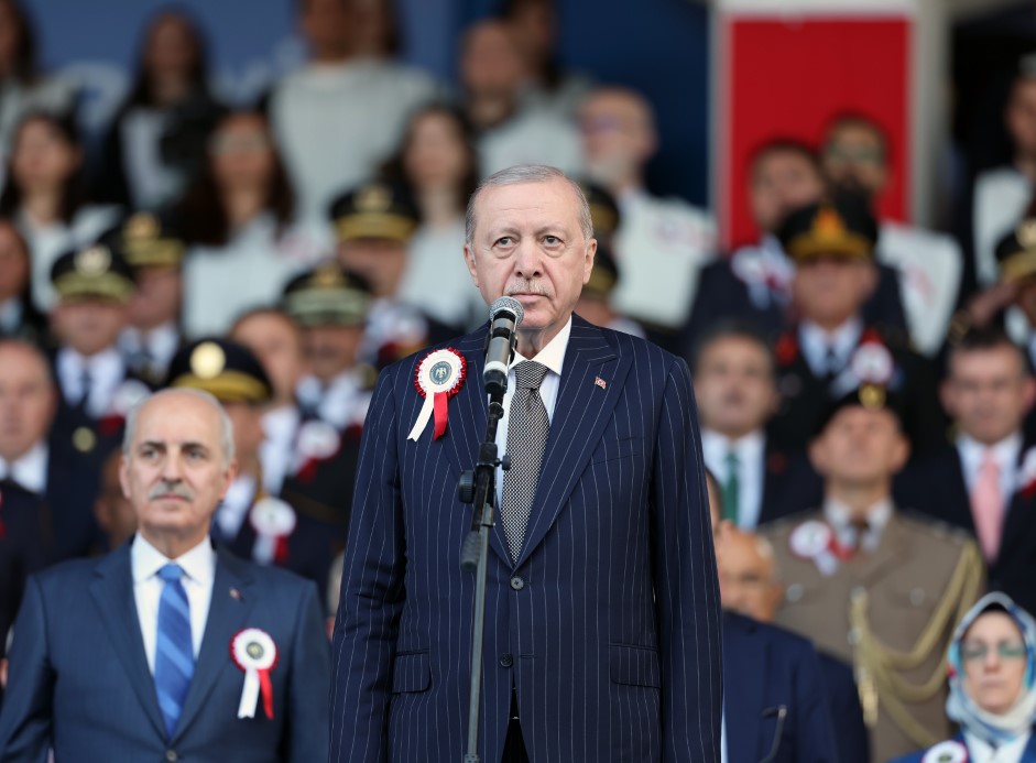 Cumhurbaşkanı Erdoğan: “Zor, hassas ve mesuliyeti fevkalade yüksek bir görevi icra eden emniyet teşkilatımızın talep ve beklentilerini asla göz ardı etmiyoruz”
