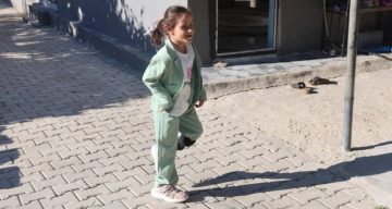 Depremde ailesini kaybeden Zeynep, amcasına ’baba’, yengesine ’anne’ diyerek hayata tutundu