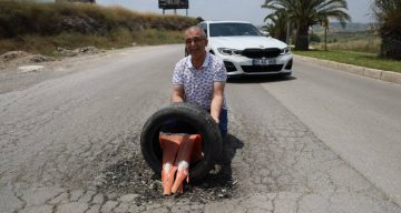 Depremzedelerden belediyeye yol tepkisi: Çukurlara lastik ve duba koydular
