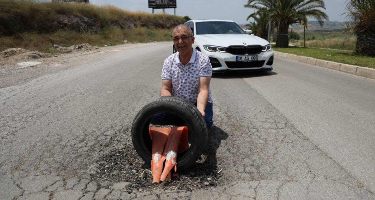 Depremzedelerden belediyeye yol tepkisi: Çukurlara lastik ve duba koydular