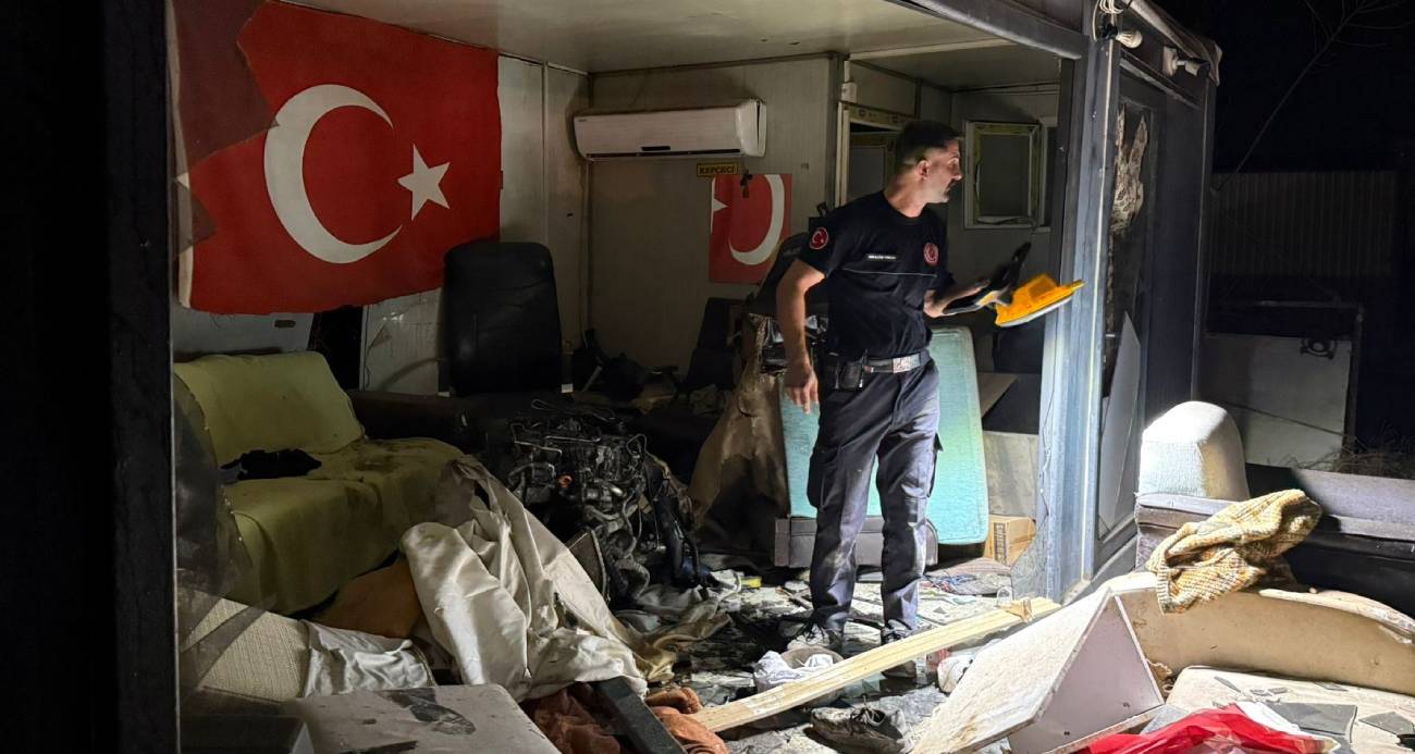 Direğe çarpan otomobilin motoru fırlayıp işçilerin kaldığı barakaya uçtu: 1 ağır yaralı