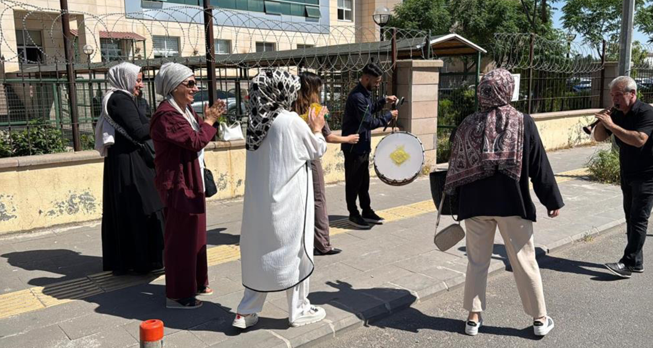 Diyarbakır’da ilginç boşanma: Kadının halay çekmesine erkek bağlama çalarak cevap verdi