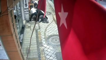 Dört kişi tarafından öldüresiye darbedildi: Olay anı kameraya yansıdı