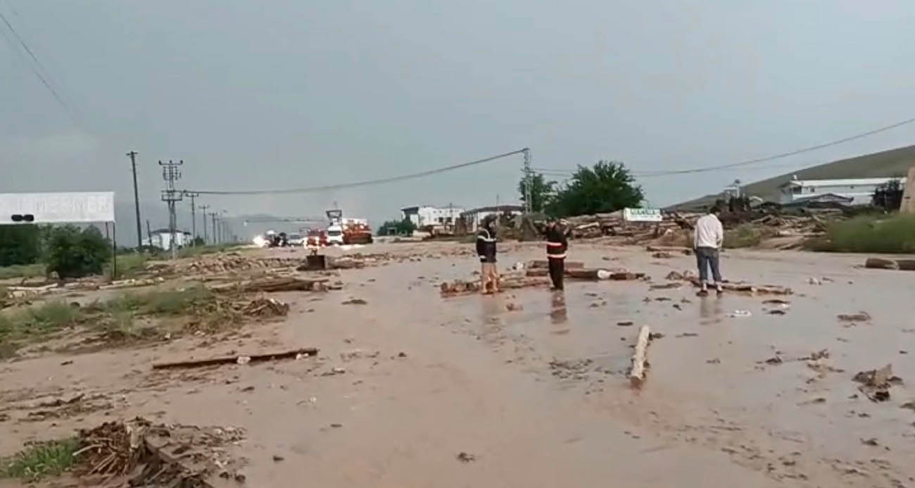 Elazığ-Tunceli yolu sel nedeniyle ulaşıma kapandı