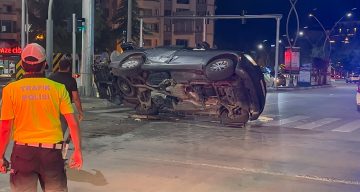 Elazığ’da otomobille çarpışan araç yan yattı: 11 yaralı