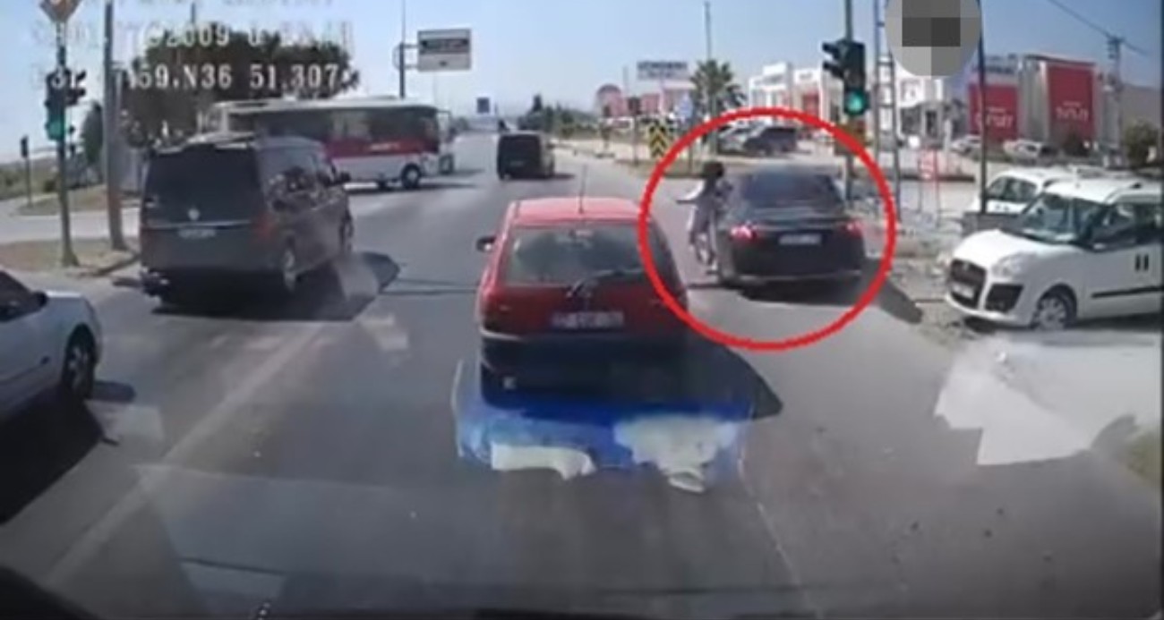 Emniyet şeridinden gelip genç kıza çarptı, o anlar araç kamerasında