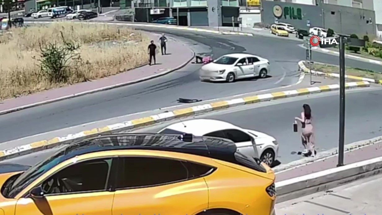 Esenyurt’ta otomobil, ters yönde giden scooter sürücüsüne çarptı