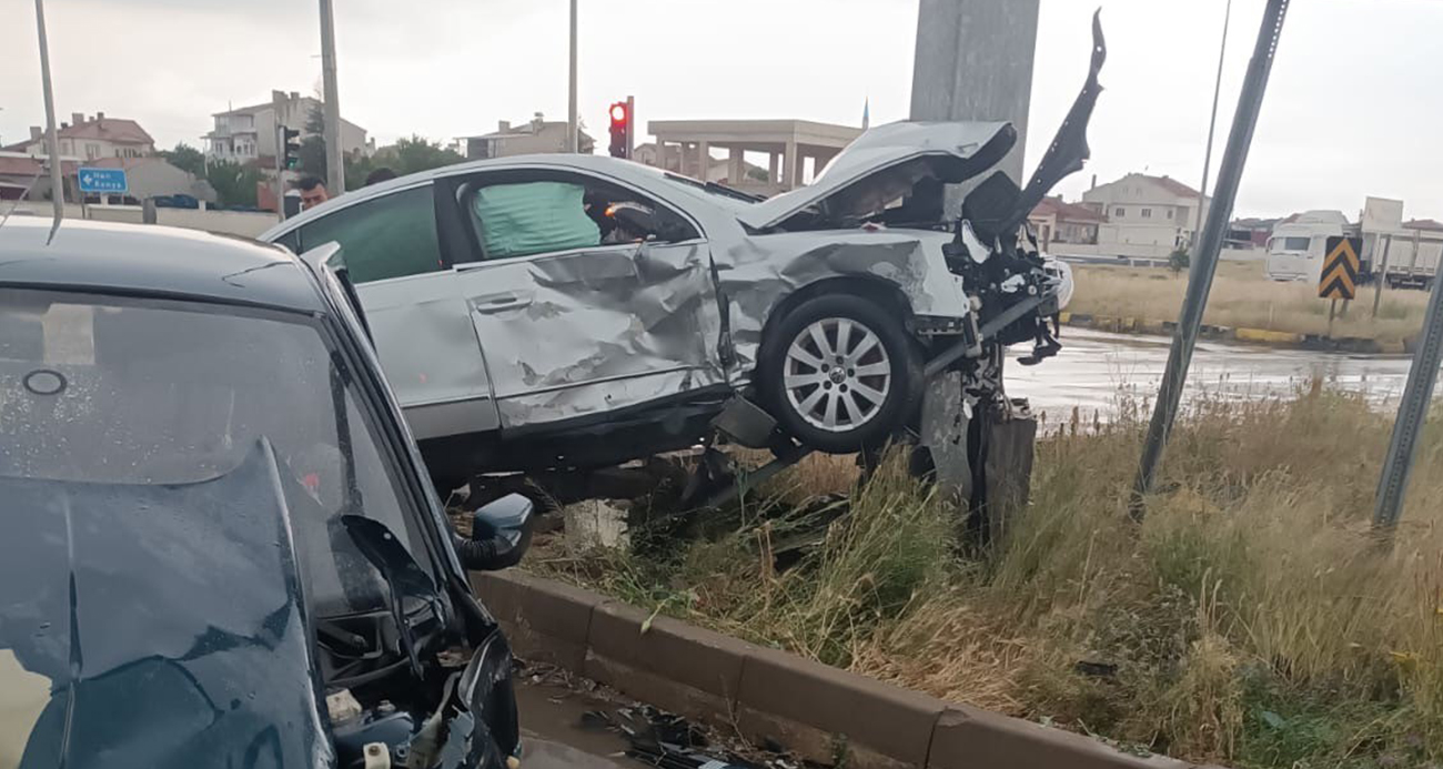 Eskişehir-Afyonkarahisar yolunda feci kaza: 2’si ağır 4 yaralı