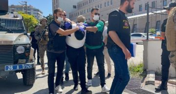 Eskişehir’de neo-nazi sembolü olan hücum yeleği ile 5 kişiyi bıçaklayan saldırgan hayatını kaybetti