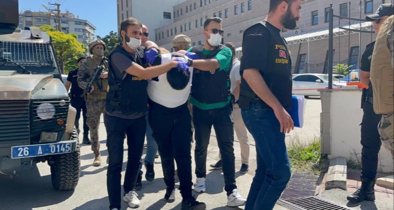 Eskişehir’de neo-nazi sembolü olan hücum yeleği ile 5 kişiyi bıçaklayan saldırgan hayatını kaybetti