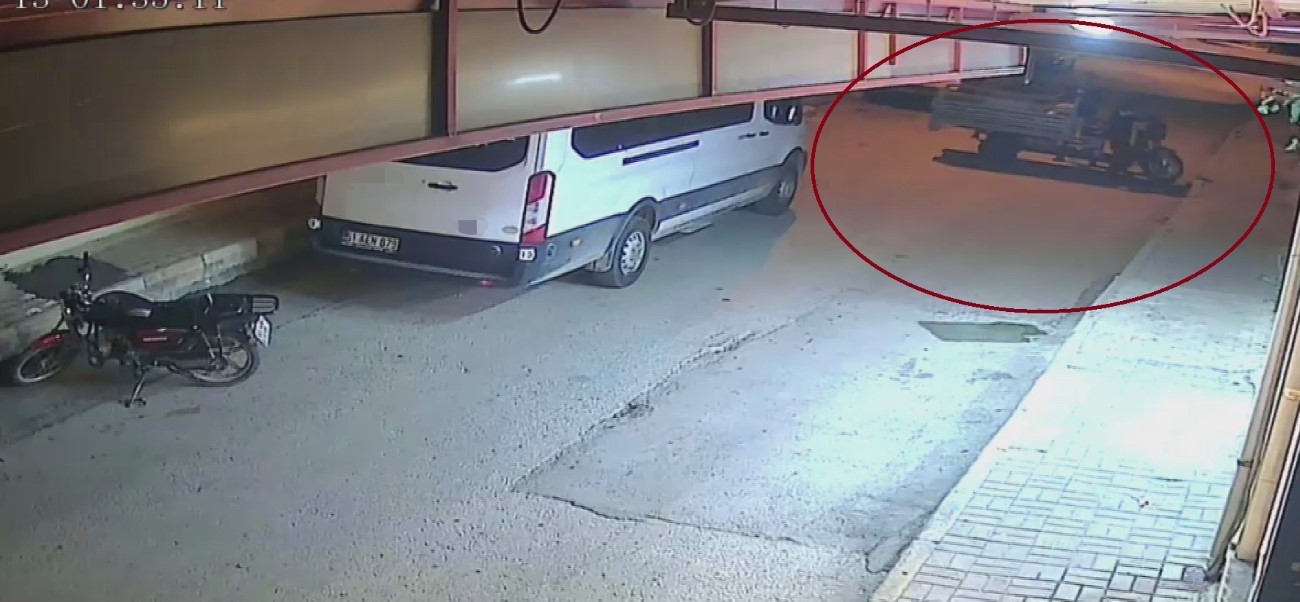 Esnafın motosikletini çalan hırsızlar kamerada