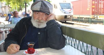 Evsiz kaldı trenler evi oldu
