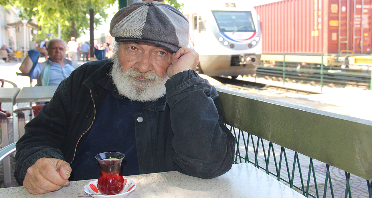 Evsiz kaldı trenler evi oldu