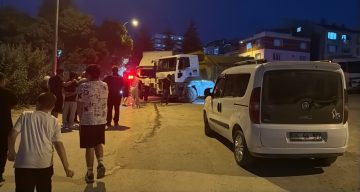 Facianın eşiğinden dönüldü: Freni boşalan kamyon 2 kamyona çarptı, parka metreler kala durdu