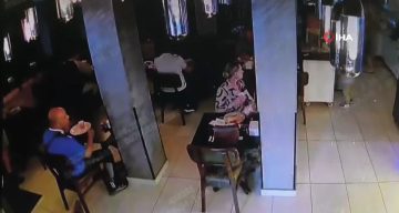 Fatih’te bir otelin restoranında kahvaltı yapan kadın turistin çantasını böyle çaldı