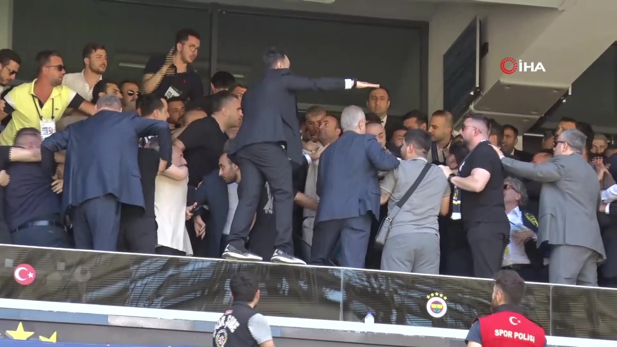 Fenerbahçe olağanüstü seçimli genel kurulunda arbede çıktı