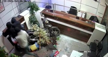 Film gibi soygun kameraya yansıdı: Kepengi araçla yıkıp 16 bin dolar çaldılar