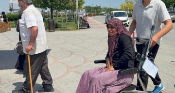 İki çocuk annesi, 2 erkek tarafından sopayla darbedildiğini iddia etti