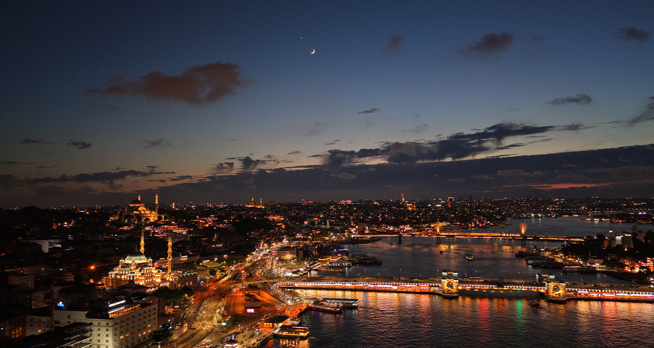 İstanbul semalarında ay yıldız göz kamaştırdı
