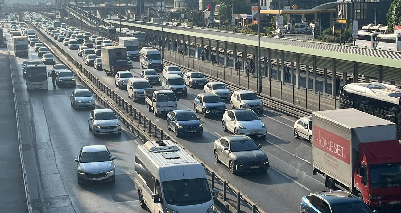 İstanbul’da bayram tatili sonrası sabah saatlerinde trafik yoğunluğu oluştu
