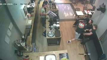 Kadıköy’de kafe çalışanına yumruklu saldırı: Olay anı kamerada