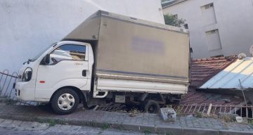 Kağıthane’de geri kayan kamyonet evin çatısına düştü