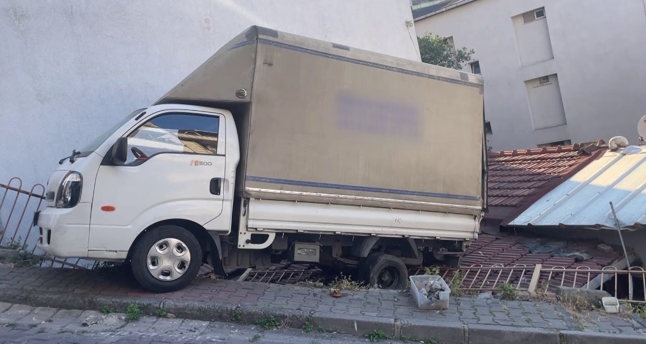 Kağıthane’de geri kayan kamyonet evin çatısına düştü