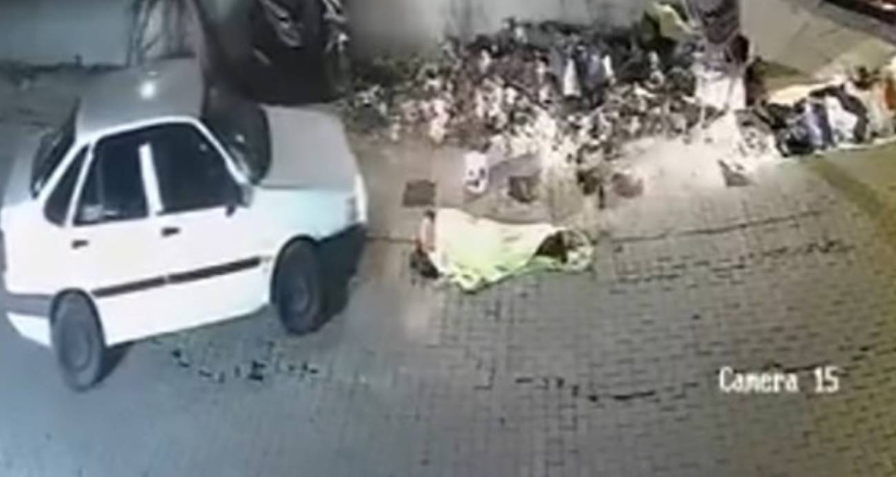 Kaldırımda uyuyanı fark etmedi, üzerinden otomobille geçti: O anlar kamerada