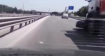 Kamyon otomobili önüne alıp metrelerce sürükledi: O anlar araç kamerasına yansıdı