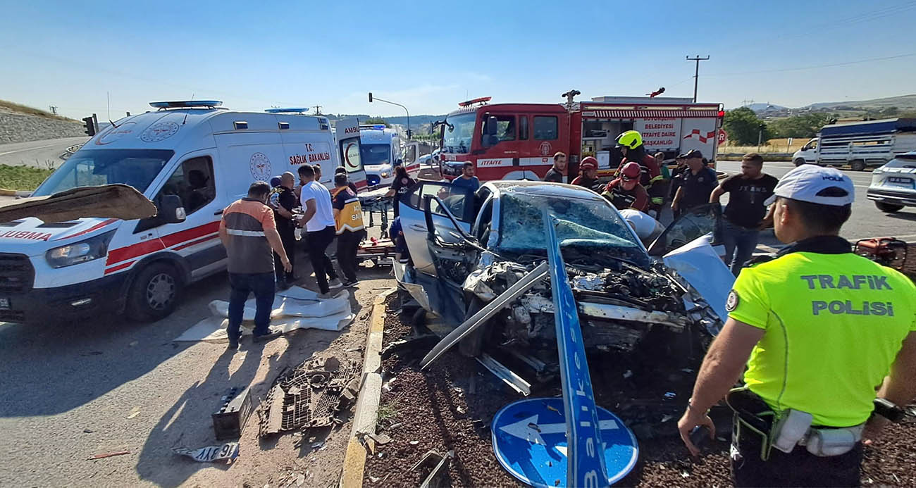 Kamyonet ile otomobil çarpıştı: 5 yaralı