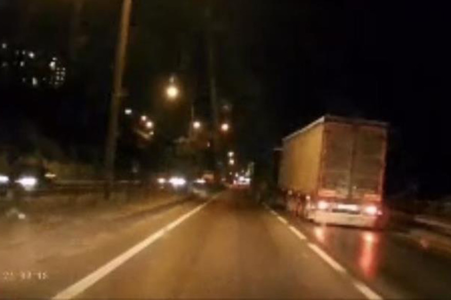 Kontrolden çıkan tır makasladı… O anlar kamerada
