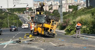 Küçükçekmece’de iş makinesini taşıyan çekici devrildi, sürücü hayatını kaybetti