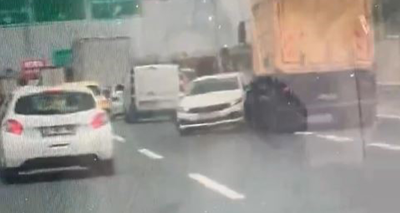 Kuzey Marmara Otoyolu’nda korku dolu anlar: Tır otomobili önüne alıp sürükledi