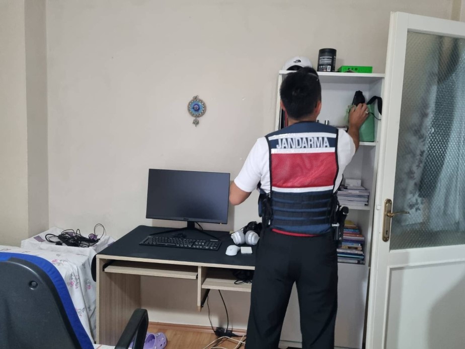 MİT’ten kredi kartı şebekesine operasyon: 3 gözaltı