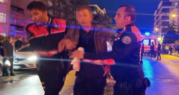 Öfkeli baba, kızını rahatsız eden gencin kulağını kesti: 1’i polis 2 yaralı