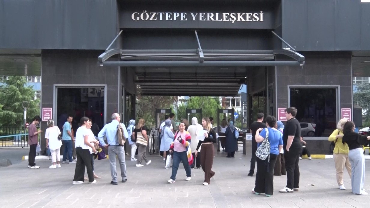 Okul önlerinde heyecanlı YKS bekleyişi başladı