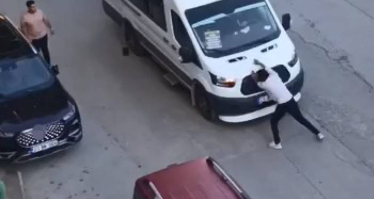 Önünü kestiği yolcu minibüsünü yumrukladı