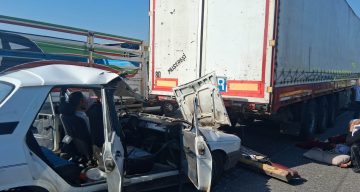 Osmaniye’de otomobil tıra çarptı: 3’ü çocuk 5 yaralı